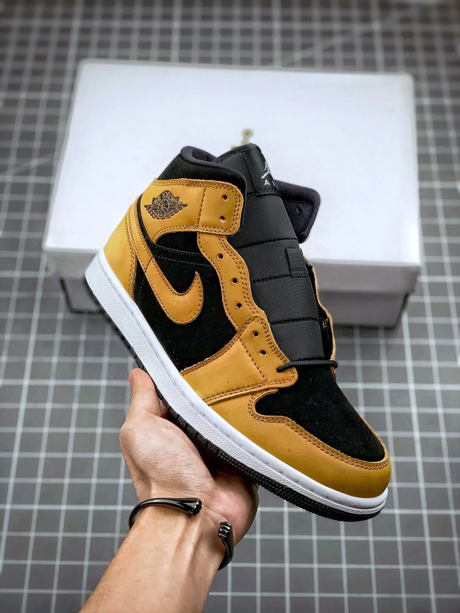 AIR JORDAN 1 MID SE DESERT OCHRE/DESERT OCHRE/BLACK