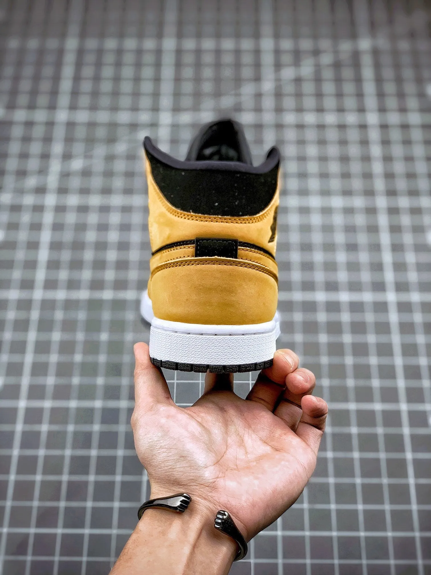 AIR JORDAN 1 MID SE DESERT OCHRE/DESERT OCHRE/BLACK